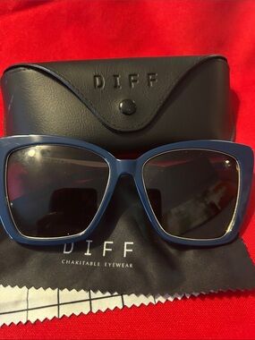 Diff Eyewear Black Cat-Eye Sunglasses with Dark Lenses